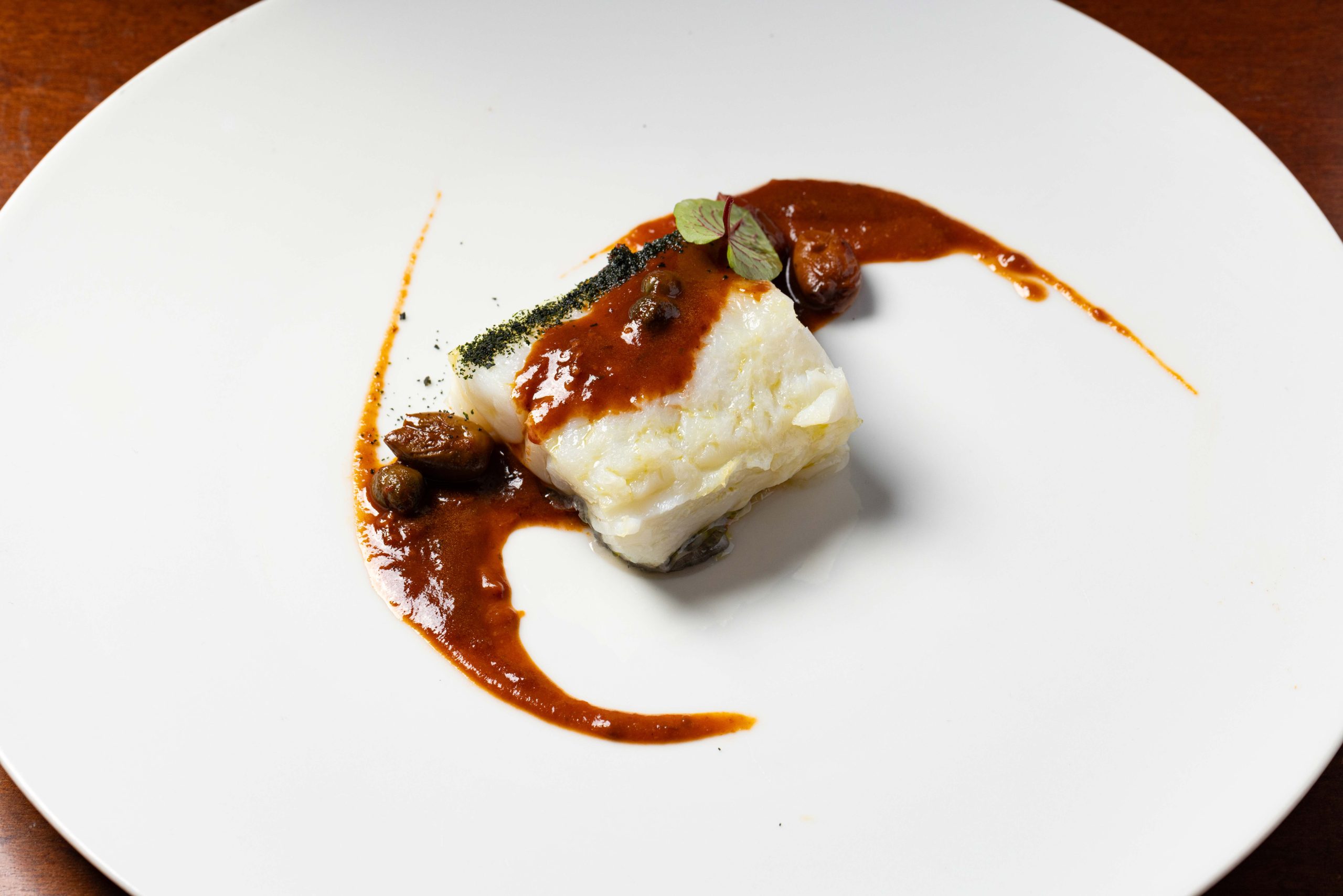 Kogt Torsk (kabeljauw) met biologische gehakte tomaten uit blik, olijven en kappertjes