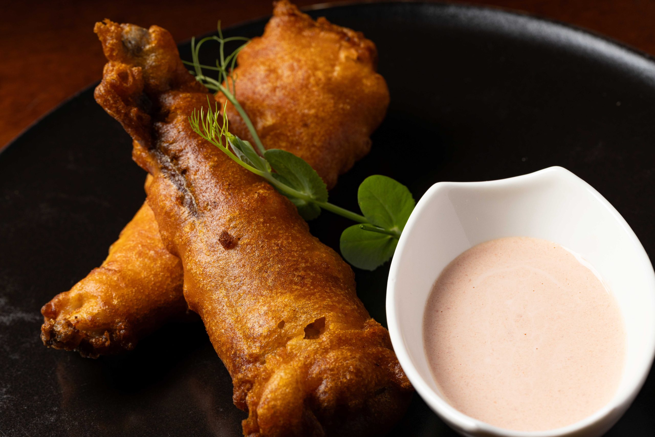 Kibbeling, gepaneerde visstukjes met tomatenbeslag en mayonnaise